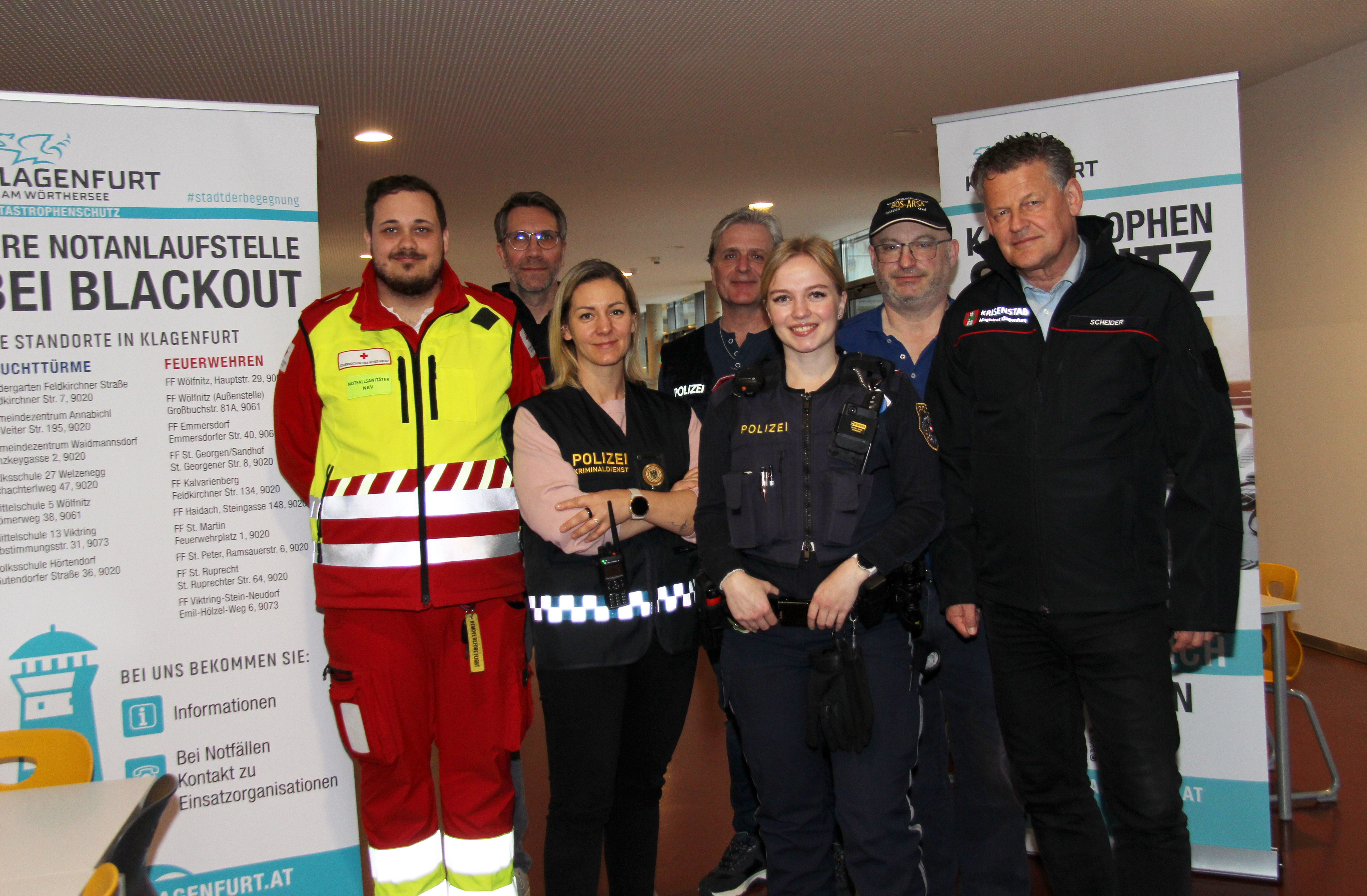 Bürgermeister Christian Scheider mit Vertretern der Einsatzorganisationen und Amateurfunkern bei der Blackout-Übung in Klagenfurt. Neben dem Bürgermeister steht mit der BOS-ARSA Kappe Ossi OE8OJK.
