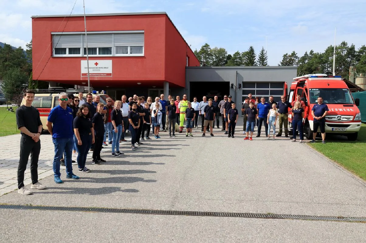 BOS-ARSA Mitglieder bei einer gemeinsamen Veranstaltung vor dem Roten Kreuz